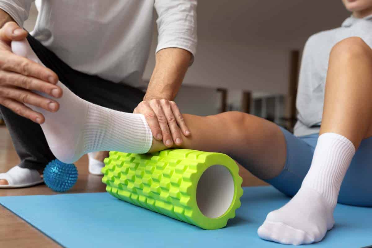 Trabajo de recuperación de pierna con rodillo en la clínica de fisioterapia de Bilbao