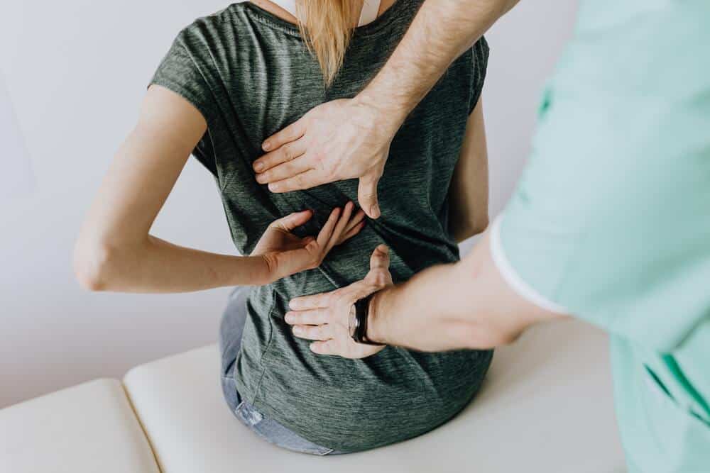 mujer dolor espalda tratamiento fisioterapia