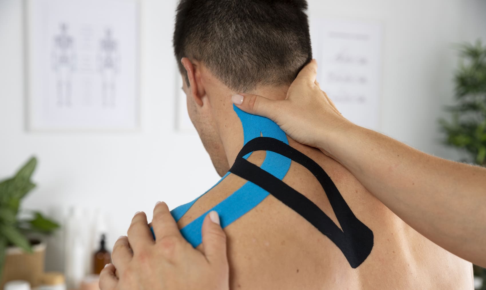 Aplicación de vendaje neuromuscular a un paciente en la clínica de Bilbao