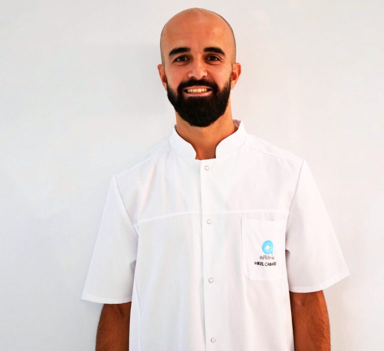 Mikel Cabañes, fisioterapeuta colegiado Nº 2689, en su clínica de Indautxu (Bilbao)